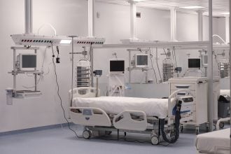 22χρονος κατάπιε αμάσητο μπέργκερ και δίνει μάχη για τη ζωή του διασωληνωμένος για ένα στοίχημα