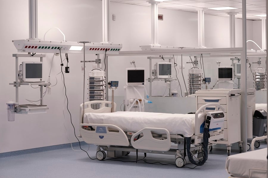 22χρονος κατάπιε αμάσητο μπέργκερ και δίνει μάχη για τη ζωή του διασωληνωμένος για ένα στοίχημα