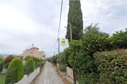 Πάτρα: Τέσσερα χρόνια αποκλεισμένοι από το ίδιο τους το σπίτι – Οικογένεια, που έχει και μέλος ΑμεΑ, ζητά τη διάνοιξη δρόμου