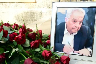 Σε κλίμα συγκίνησης η κηδεία του Αλέκου Φλαμπουράρη