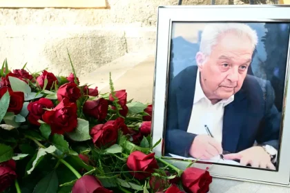 Σε κλίμα συγκίνησης η κηδεία του Αλέκου Φλαμπουράρη