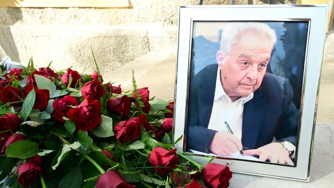 Σε κλίμα συγκίνησης η κηδεία του Αλέκου Φλαμπουράρη