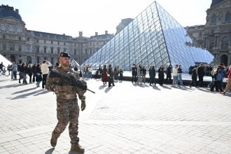 Λούβρο: Σταρ των social media και πρώην φύλακας του Πομπιντού ο ύποπτος για τη ληστεία