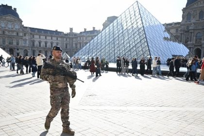 Λούβρο: Σταρ των social media και πρώην φύλακας του Πομπιντού ο ύποπτος για τη ληστεία