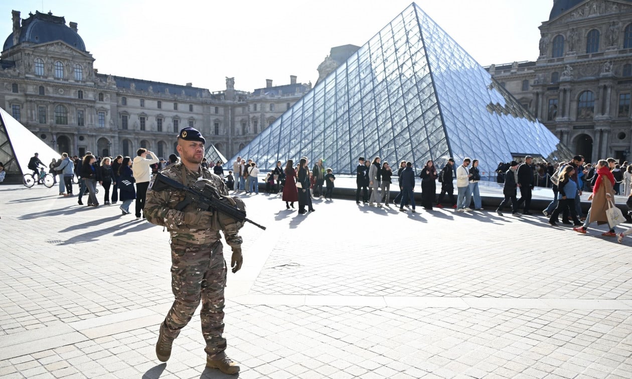 Λούβρο: Σταρ των social media και πρώην φύλακας του Πομπιντού ο ύποπτος για τη ληστεία
