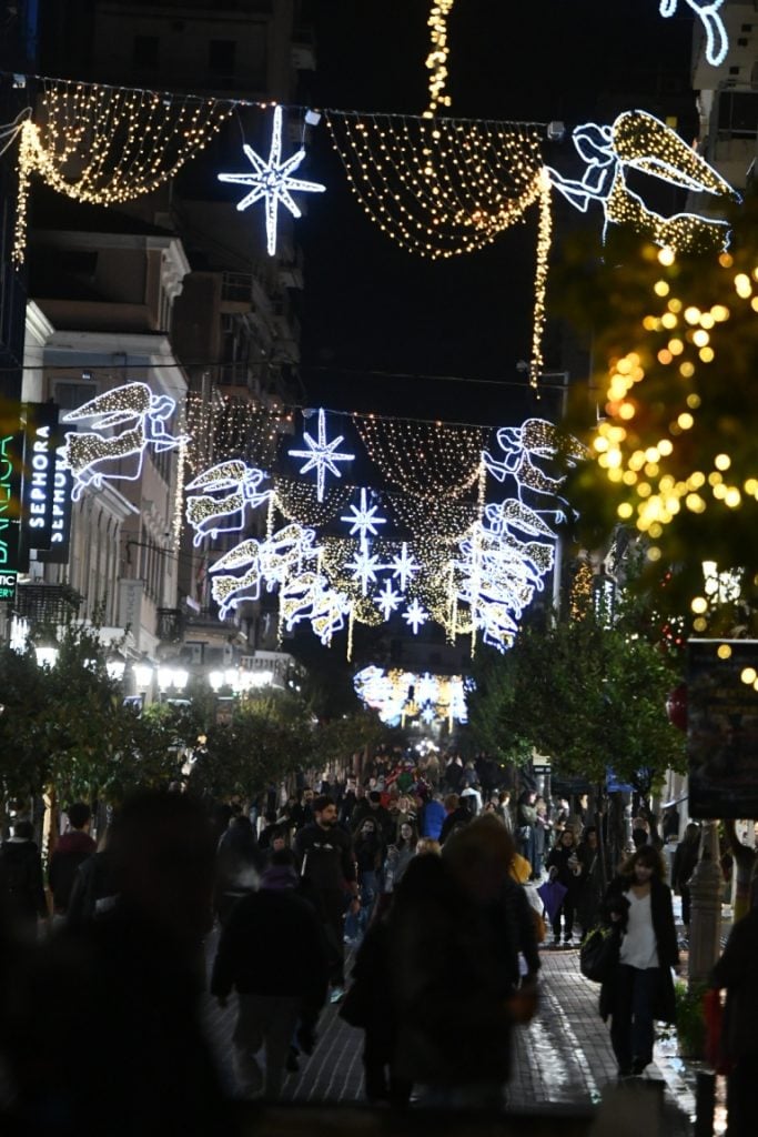 Πάτρα: Άναψε ο διάκοσμος - Φωτίστηκε Χριστουγεννιάτικα η πόλη! (ΦΩΤΟ)