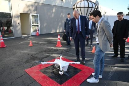 Ξενάγηση Ν. Δένδια στις εγκαταστάσεις της εταιρείας κατασκευής drones Matternet στην Καλιφόρνια