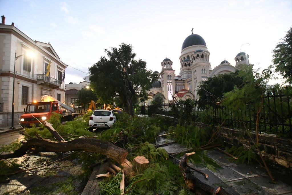 Πάτρα: Οι εργαζόμενοι του Δήμου συνεχίζουν και σήμερα τις εργασίες καθαρισμού στις περιοχές που επλήγησαν από την ανεμοθύελλα