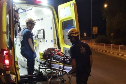 Τραγωδία τη νύχτα: Οδηγός παρέσυρε τρία άτομα – Ένας νεκρός, δύο τραυματίες