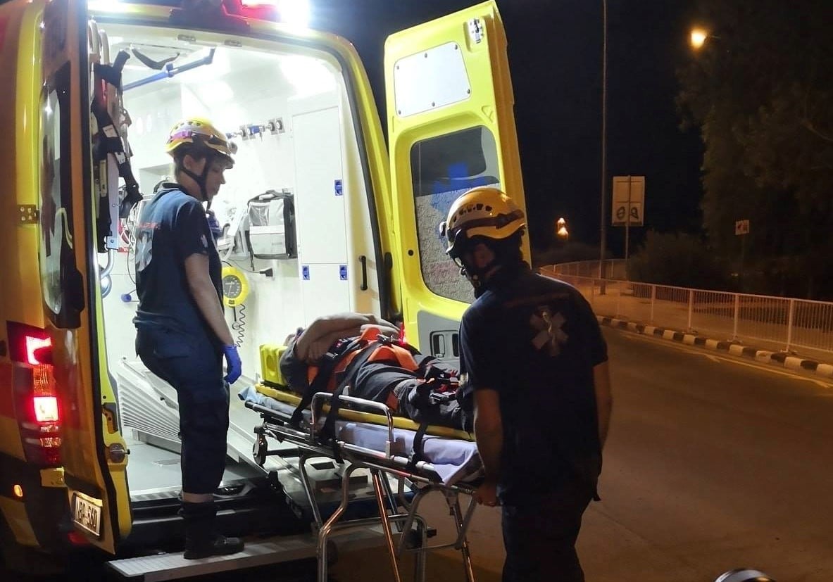 Τραγωδία τη νύχτα: Οδηγός παρέσυρε τρία άτομα – Ένας νεκρός, δύο τραυματίες ΦΩΤΟ