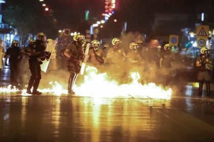 Θεσσαλονίκη: 18 προσαγωγές για την επίθεση με μολότοφ σε διμοιρία των ΜΑΤ – Ζημιές σε αυτοκίνητα