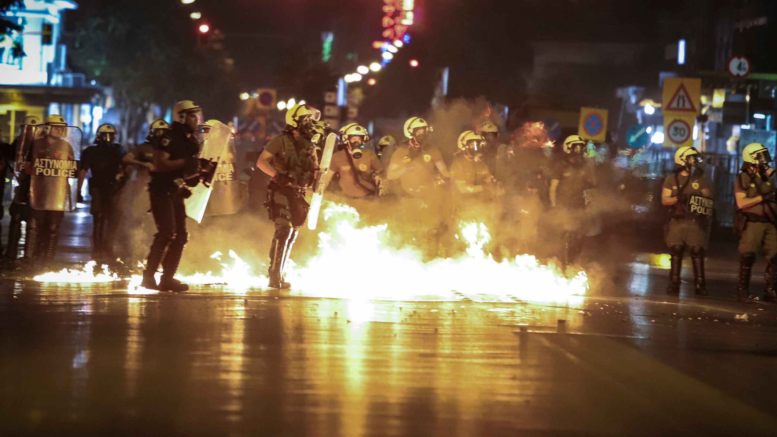 Θεσσαλονίκη: 18 προσαγωγές για την επίθεση με μολότοφ σε διμοιρία των ΜΑΤ – Ζημιές σε αυτοκίνητα