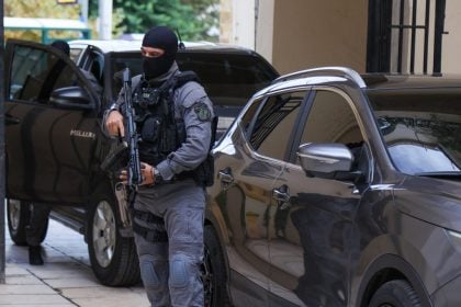 Αιματοκύλισμα στα Βορίζια Ηρακλείου με 3 νεκρούς και 15 τραυματίες, ανάμεσά τους και αστυνομικοί - Αναβίωσε βεντέτα του 1950, κόκκινος συναγερμός στην ΕΛ.ΑΣ, με εμπόλεμη ζώνη η μοιάζει η περιοχή