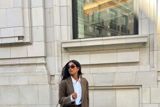 Το denim που αλλάζει τη σιλουέτα του χειμώνα