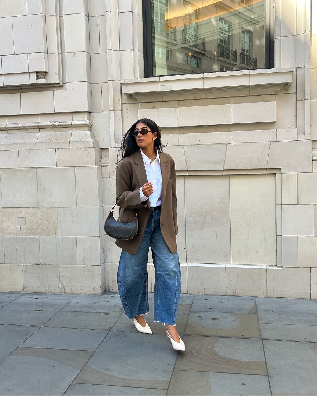 Το denim που αλλάζει τη σιλουέτα του χειμώνα