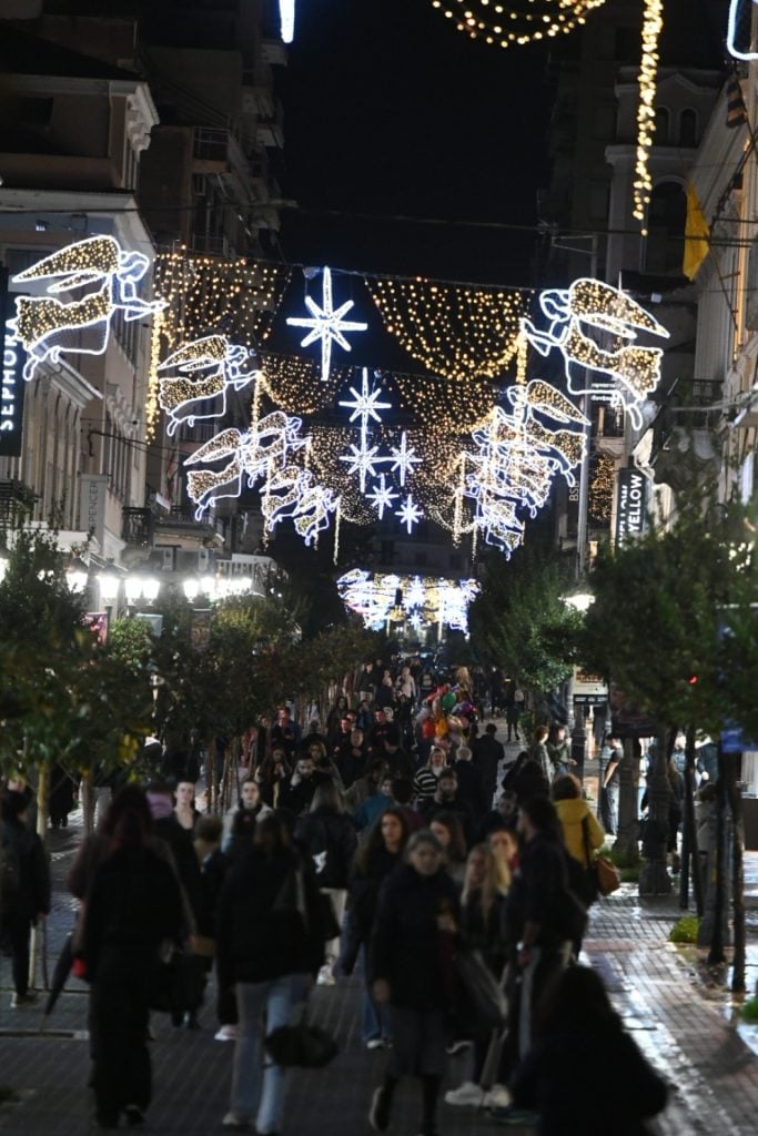 Πάτρα: Άναψε ο διάκοσμος - Φωτίστηκε Χριστουγεννιάτικα η πόλη! (ΦΩΤΟ)