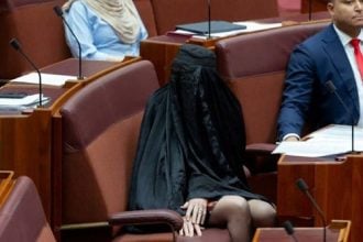 Αυστραλία: Ακροδεξιά γερουσιαστής εμφανίστηκε με μπούρκα στο Κοινοβούλιο