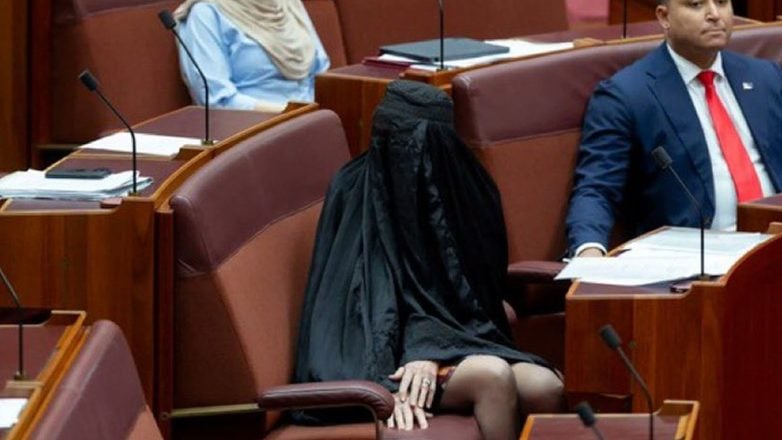 Αυστραλία: Ακροδεξιά γερουσιαστής εμφανίστηκε με μπούρκα στο Κοινοβούλιο