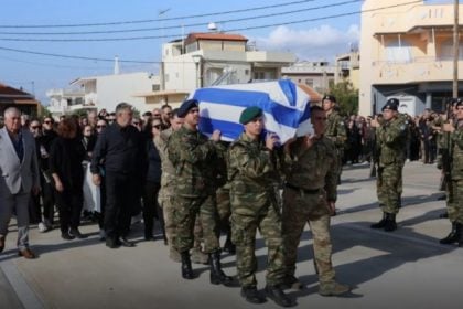 Σπαρακτικές εικόνες στην κηδεία του 19χρονου Ραφαήλ