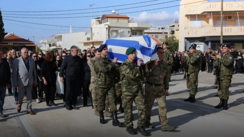 Σπαρακτικές εικόνες στην κηδεία του 19χρονου Ραφαήλ