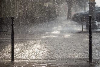 Έκτακτο δελτίο καιρού από την ΕΜΥ: Έρχονται βροχές και καταιγίδες από αύριο - Οι περιοχές που θα χτυπήσει η κακοκαιρία