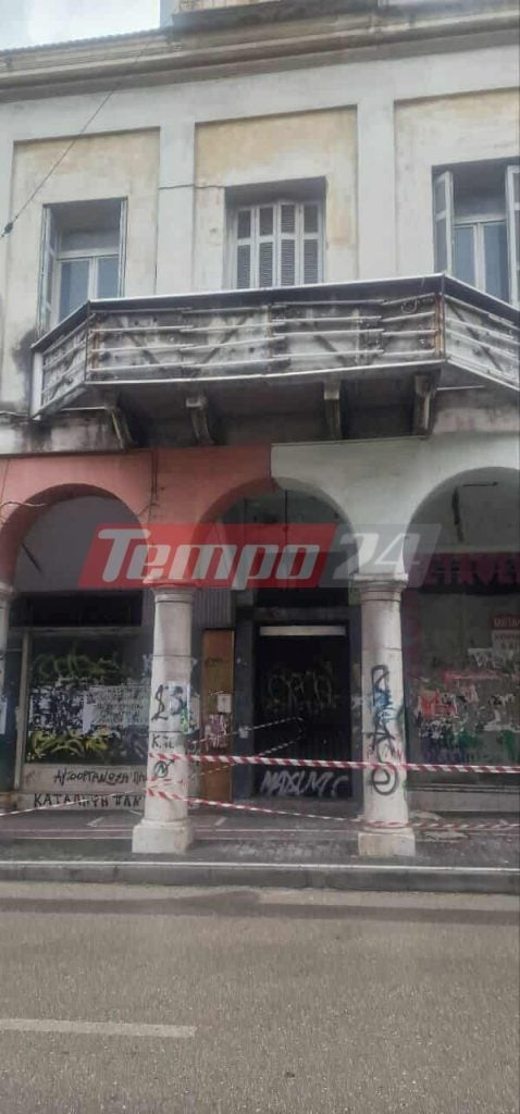Πάτρα: Κατέρρευσε τμήμα της οροφής κτιρίου στην Κορίνθου-Αποκλείστηκε όλο το πεζοδρόμιο μετά τη Γούναρη – Από θαύμα δεν είχαμε θύμα-ΦΩΤΟ