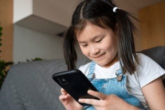 Μειώνουν την έκθεση παιδιών σε οθόνες διά νόμου στην Κίνα