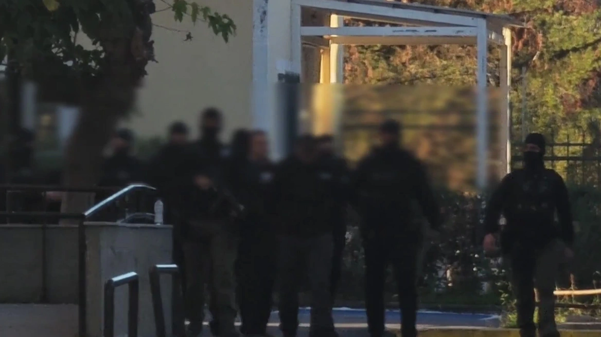 Βαρύ οπλοστάσιο, χρυσές λίρες και πάνω από €100.000 είχαν οι συλληφθέντες για τη δολοφονία του Γιάννη Λάλα-Τους ασκήθηκαν βαριές διώξεις