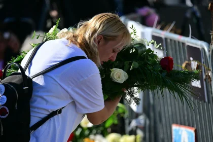 Σερβία: Μητέρα θύματος της τραγωδίας στο Νόβι Σαντ ξεκινά απεργία πείνας έξω από το κοινοβούλιο - Ζητά δικαιοσύνη για τον θάνατο του παιδιού της