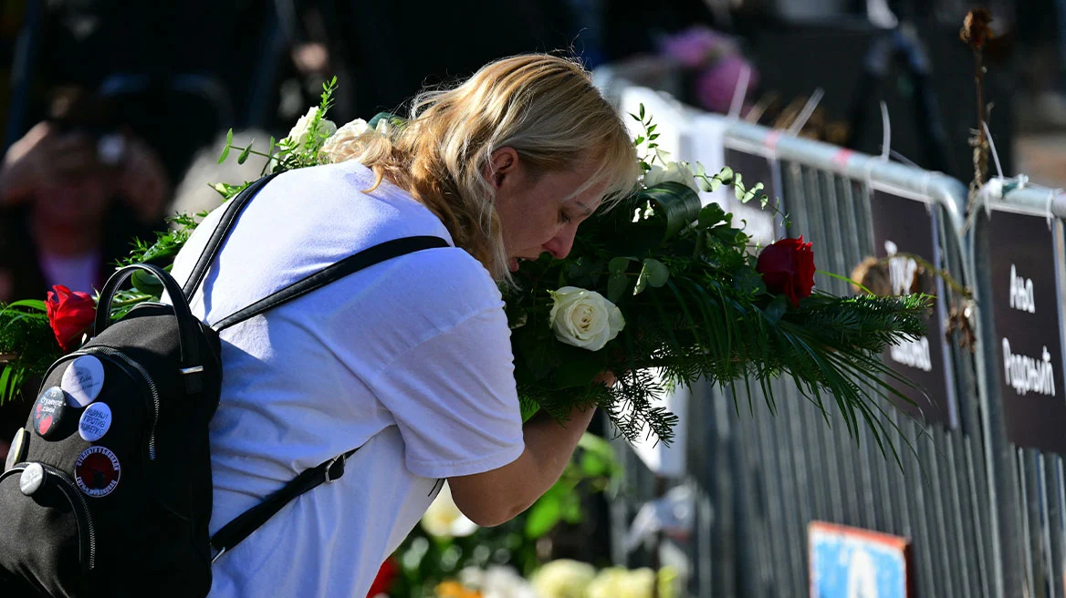 Σερβία: Μητέρα θύματος της τραγωδίας στο Νόβι Σαντ ξεκινά απεργία πείνας έξω από το κοινοβούλιο - Ζητά δικαιοσύνη για τον θάνατο του παιδιού της