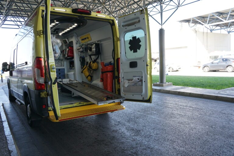 Πάτρα: Χαράτσια του Δήμου στα Διαγνωστικά Κέντρα-Αυξήσεις "φωτιά" στις μισθωμένες θέσεις στάθμευσης ασθενοφόρων...με αναδρομικές απαιτήσεις ενός έτους!