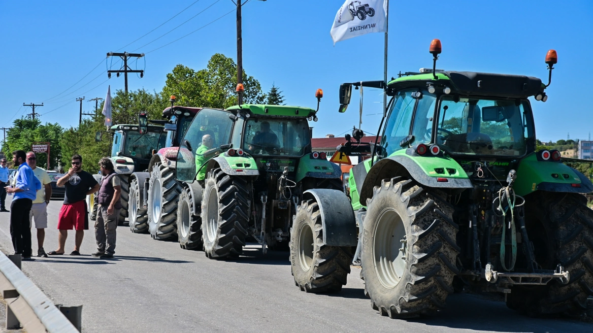 Αγροτικό μπλόκο στην Εθνική Οδό Αθηνών - Θεσσαλονίκης στον κόμβο της Νίκαιας την Κυριακή 30 Νοεμβρίου