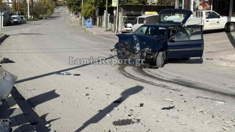 Αυτοκίνητο έπεσε σε κολόνα και διαλύθηκε
