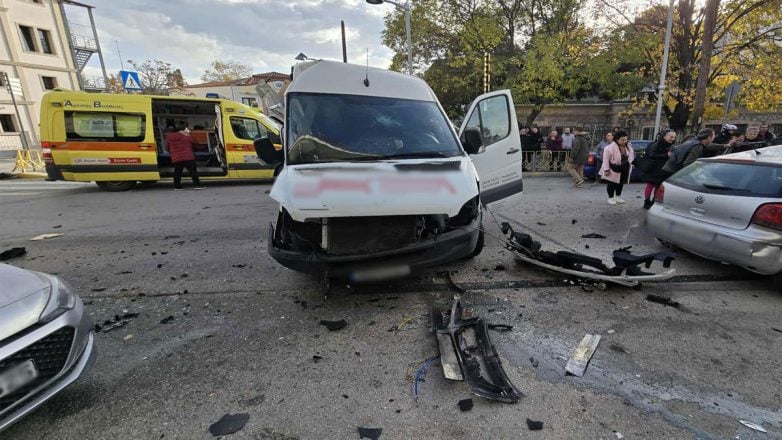 Σοβαρό τροχαίο με σύγκρουση πέντε οχημάτων