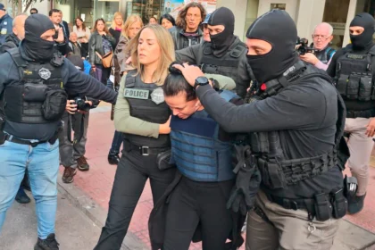 Προφυλακιστέα η 46χρονη για τη δολοφονία στη Σαλαμίνα: Στην απολογία της δεν αποδέχθηκε το έγκλημα, υποστήριξε ότι δεν θυμάται τίποτα