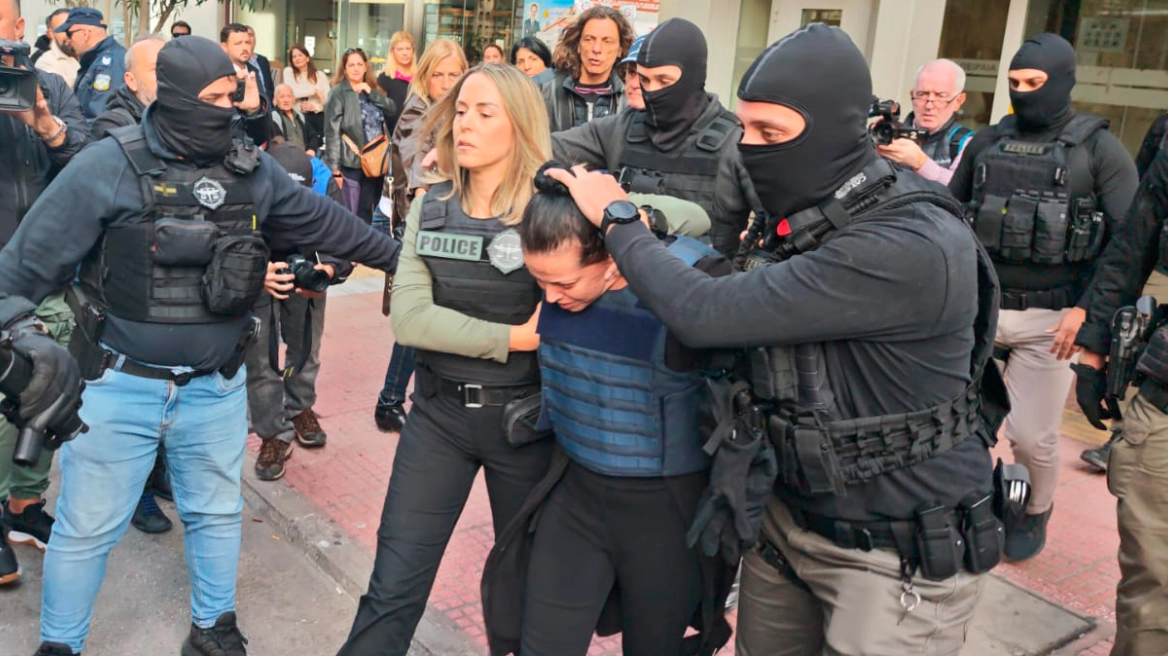 Προφυλακιστέα η 46χρονη για τη δολοφονία στη Σαλαμίνα: Στην απολογία της δεν αποδέχθηκε το έγκλημα, υποστήριξε ότι δεν θυμάται τίποτα