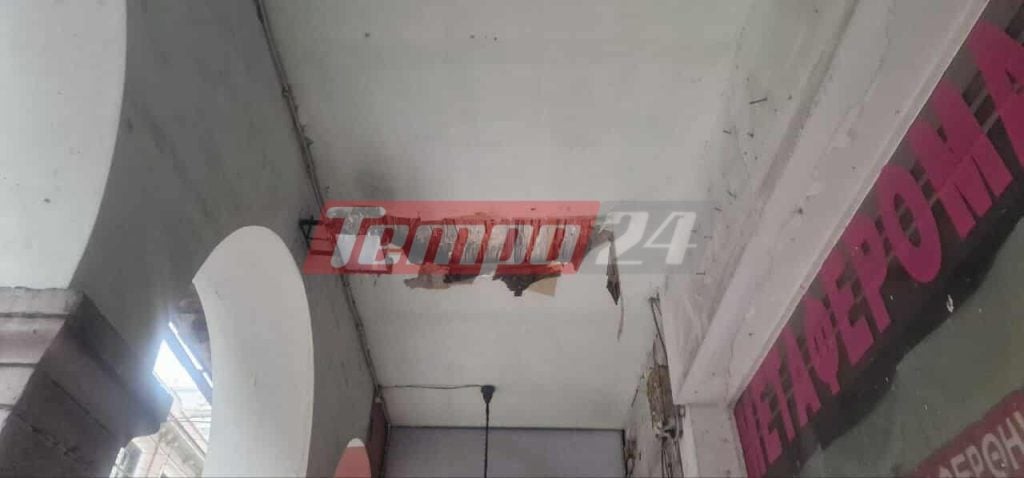 Πάτρα: Κατέρρευσε τμήμα της οροφής κτιρίου στην Κορίνθου-Αποκλείστηκε όλο το πεζοδρόμιο μετά τη Γούναρη – Από θαύμα δεν είχαμε θύμα-ΦΩΤΟ