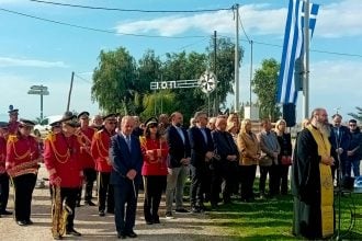 Πάτρα: Καταθέσεις στεφάνων στο μνημείο του Πολυτεχνείου-ΦΩΤΟ