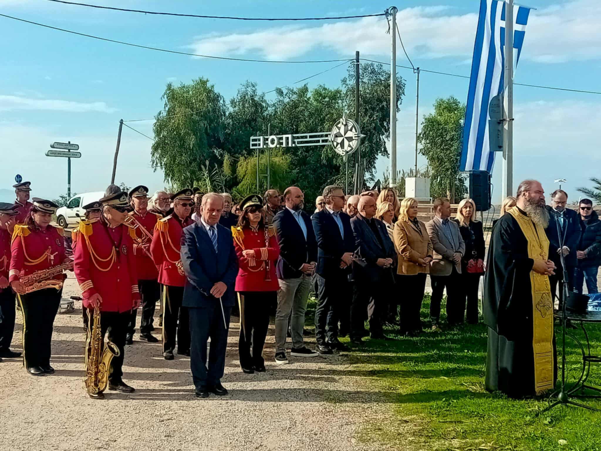 Πάτρα: Καταθέσεις στεφάνων στο μνημείο του Πολυτεχνείου-ΦΩΤΟ