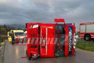 Ιωάννινα: Τούμπαρε νταλίκα - Επιχείρηση για τον απεγκλωβισμό του οδηγού (ΦΩΤΟ)
