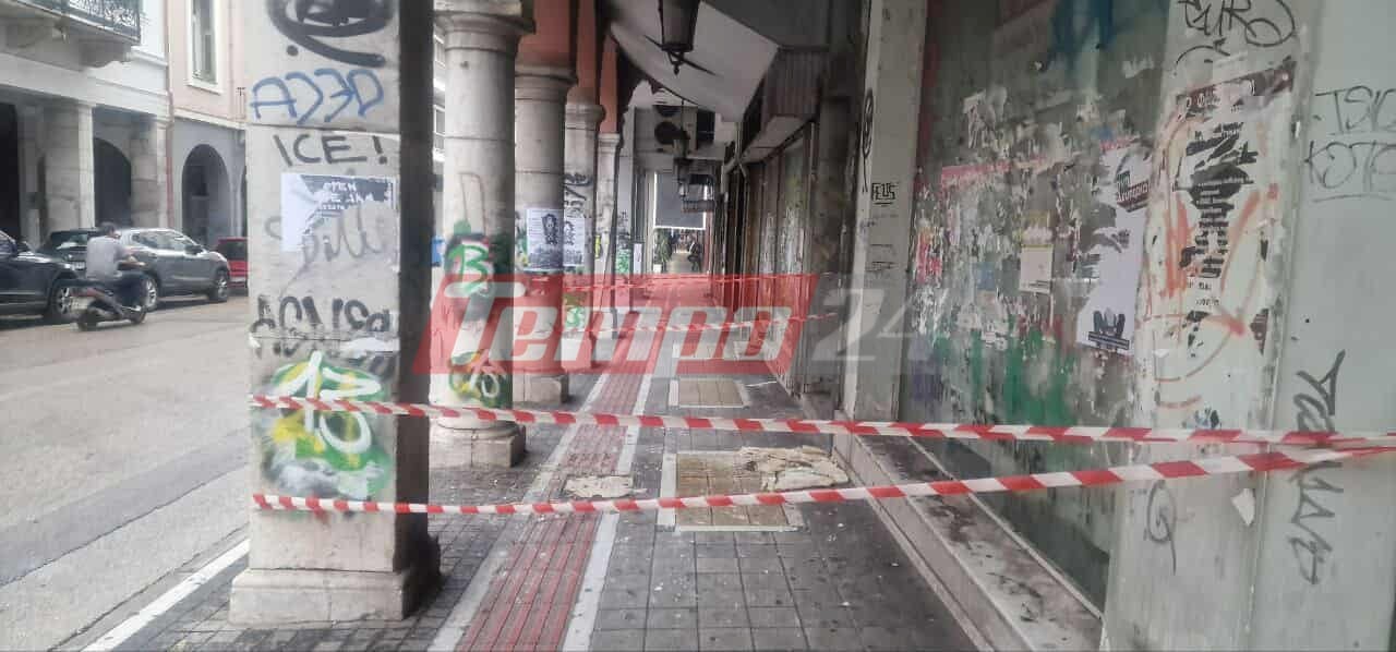 Πάτρα: Κατέρρευσε τμήμα της οροφής κτιρίου στην Κορίνθου-Αποκλείστηκε όλο το πεζοδρόμιο μετά τη Γούναρη – Από θαύμα δεν είχαμε θύμα-ΦΩΤΟ