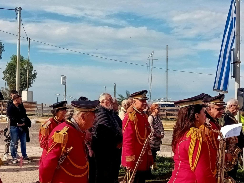 Πάτρα: Καταθέσεις στεφάνων στο μνημείο του Πολυτεχνείου-ΦΩΤΟ