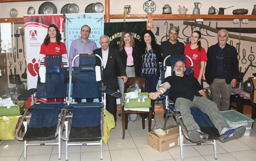 Η Βίβιαν Σαμούρη με τους εθελοντές αιμοδότες