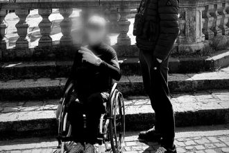 Πάτρα: Η μητέρα ξεσπά για τον γιό της σε καροτσάκι που δεν έχει πρόσβαση στο σχολείο του - "Ο Δήμος να αναλάβει τις ευθύνες του"