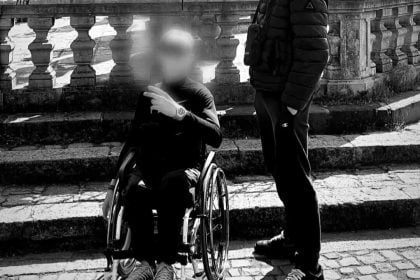 Πάτρα: Η μητέρα ξεσπά για τον γιό της σε καροτσάκι που δεν έχει πρόσβαση στο σχολείο του - "Ο Δήμος να αναλάβει τις ευθύνες του"