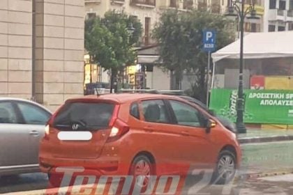 Πάτρα: Αυτοκίνητο ανέβηκε στο κράσπεδο του ποδηλατόδρομου - ΦΩΤΟ
