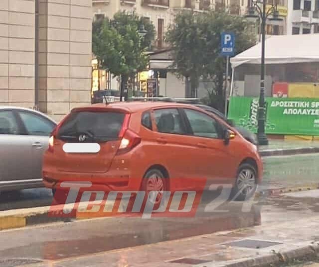 Πάτρα: Αυτοκίνητο ανέβηκε στο κράσπεδο του ποδηλατόδρομου - ΦΩΤΟ