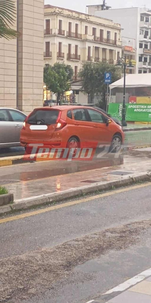 Πάτρα: Αυτοκίνητο ανέβηκε στο κράσπεδο του ποδηλατόδρομου - ΦΩΤΟ