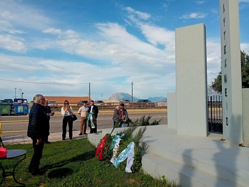 Πάτρα: Καταθέσεις στεφάνων στο μνημείο του Πολυτεχνείου-ΦΩΤΟ