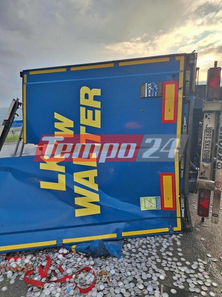 Ιωάννινα: Τούμπαρε νταλίκα - Επιχείρηση για τον απεγκλωβισμό του οδηγού (ΦΩΤΟ)